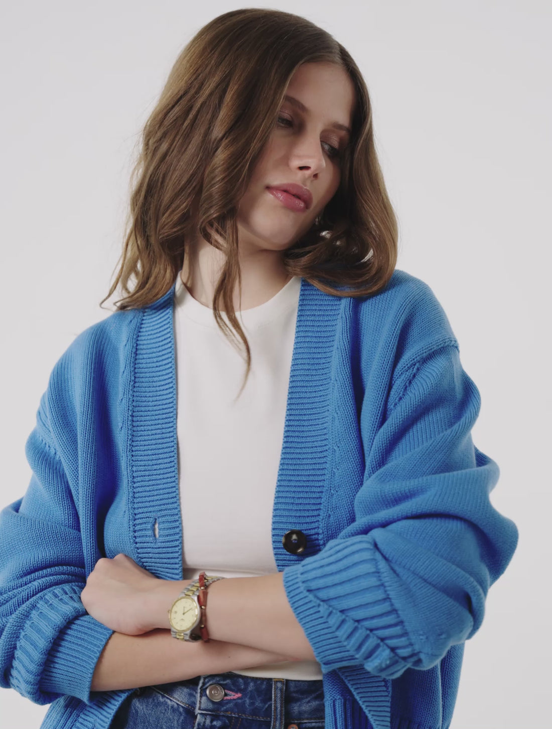 Lena 1,78m porte le cardigan en XS/S