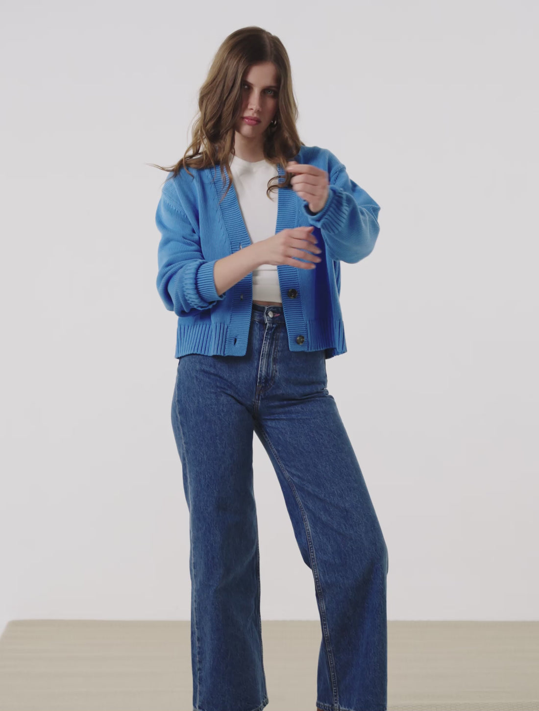 Lena 1,78m porte le cardigan en XS/S