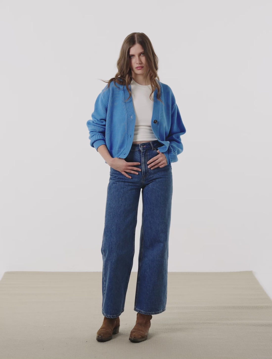 Lena 1,78m porte le cardigan en XS/S