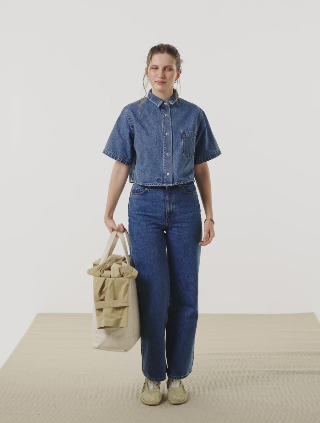 Lena 1,78m porte la chemisette en taille S