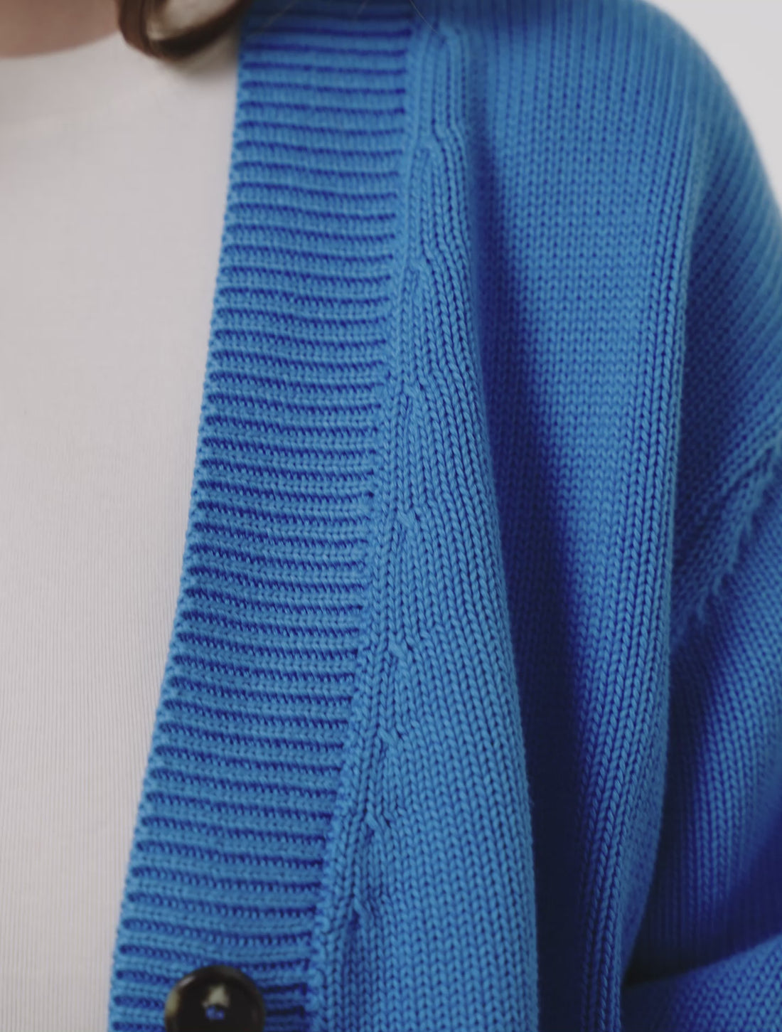 Lena 1,78m porte le cardigan en XS/S